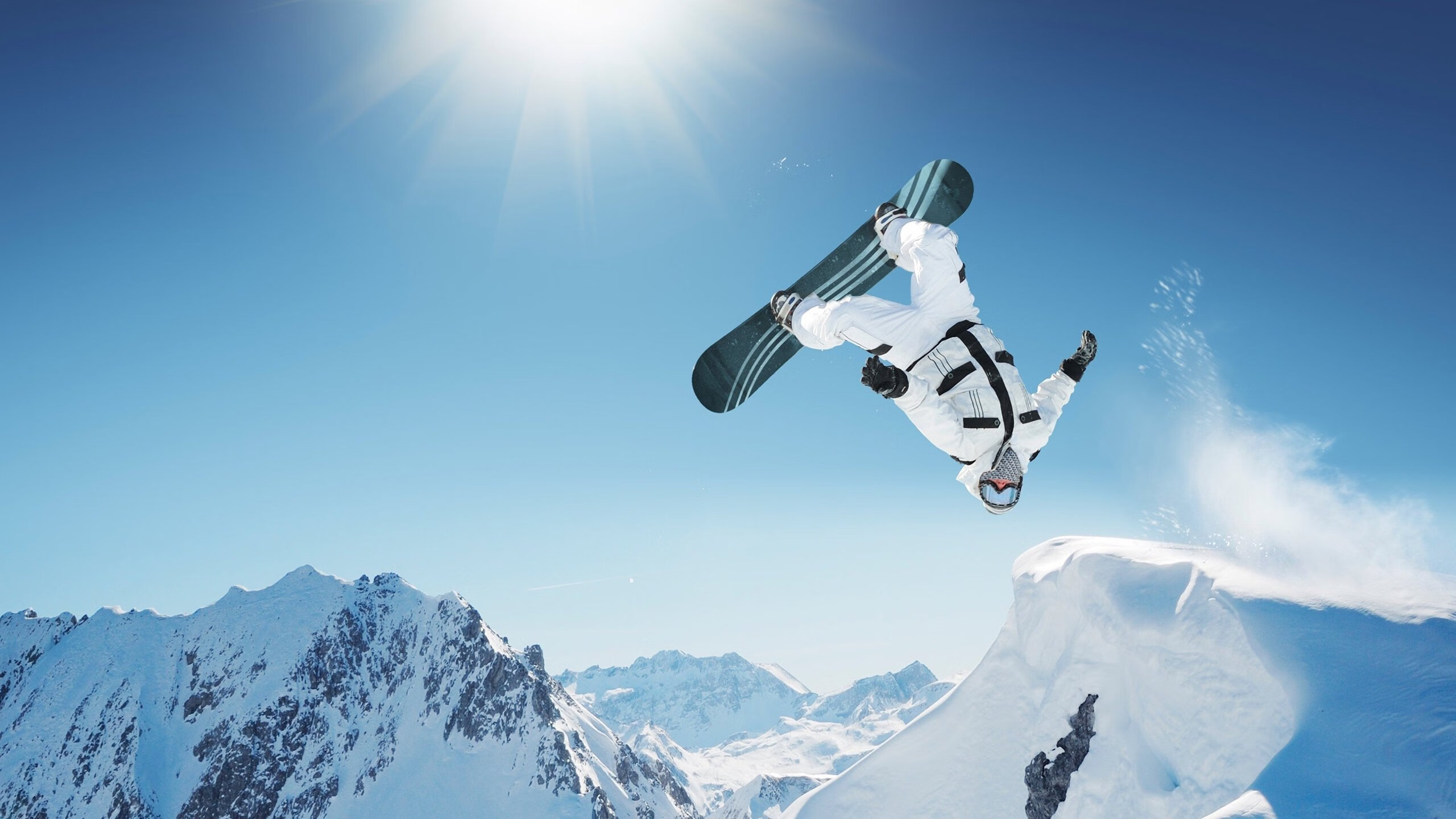 _夜灯光雪地赛:光影交错的冬日盛宴_,雪地里的灯光